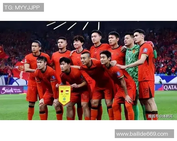 足球明星双手碰拳展现团结精神激励年轻球员追逐梦想 足球明星双手碰拳展现团结精神激励年轻球员追逐梦想